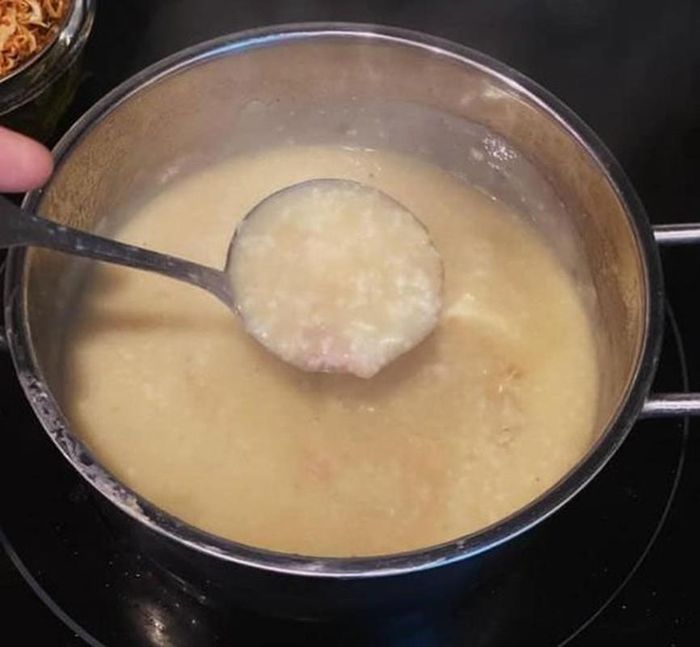 Một người đàn ông còn nghĩ ra cách "giải cứu" bánh chưng rất lạ, đó chính là... nấu cháo.