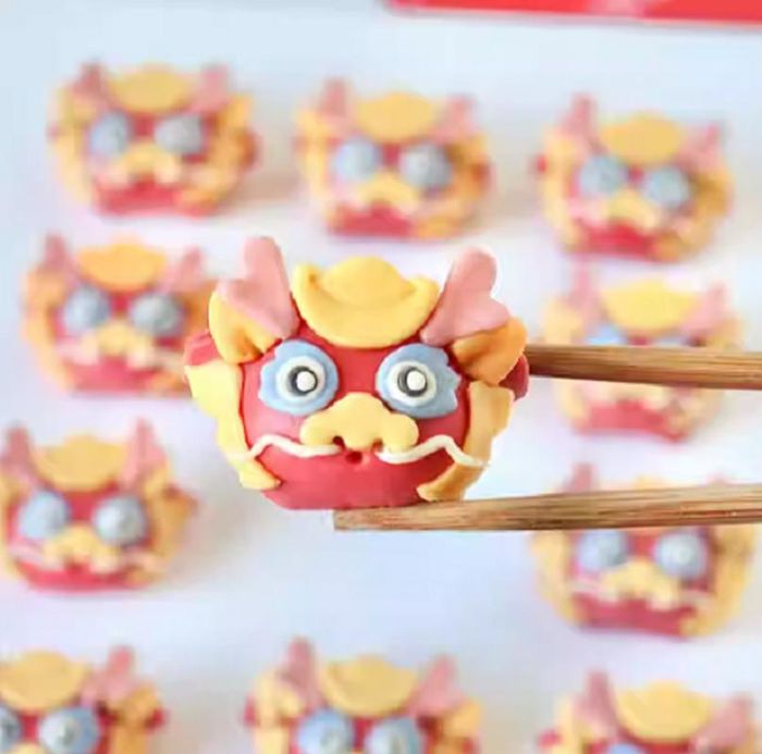 Một chiếc bánh bao đầu rồng với màu đỏ chủ đạo thể hiện sự uy nghiêm của con vật.