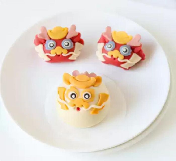 Theo quan niệm dân gian, nhân bánh chứa đồ ngọt thể hiện mong muốn vạn sự như ý, nhân lạc thể hiện mong muốn sống lâu, sống khỏe mạnh, nhân chà là và hạt dẻ thể hiện mong muốn sớm con đàn cháu đống, nhân tiền xu thể hiện ước vọng phát tài.