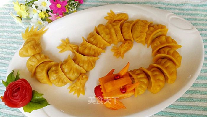Chiếc bánh này được bày biện theo hình một chú rồng. Thay vì tạo hình đầu rồng, người ta sắp xếp những chiếc bánh bao thành một chú rồng gồm đầy đủ đầu, thân và đuôi. Đĩa bánh trông vô cùng sống động, thích hợp bày biện trong những mâm cỗ cúng ngày Tết.