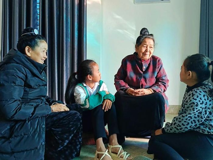 Cụ Cà Thị Ính vẫn kể lại cho cháu con nghe về Điện Biên ngày trước.