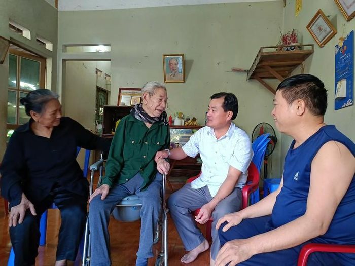 Ông Nguyễn Văn Hội vui vầy cùng con cháu.