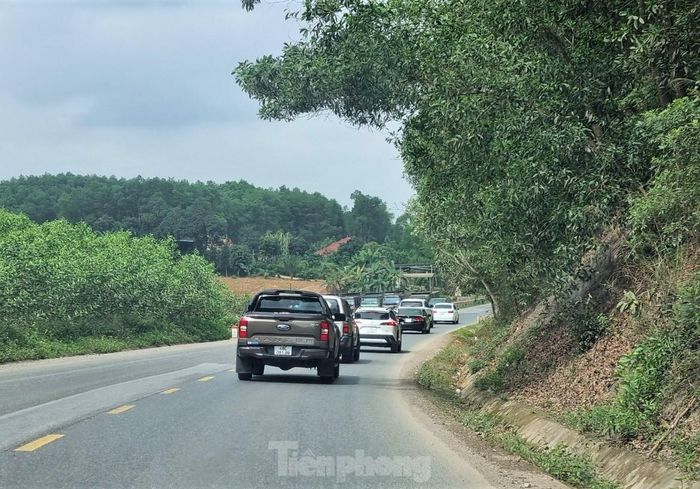 Đi tuyến đường này, người dân có thể ghé thăm nghĩa trang Trường Sơn (tỉnh Quảng Trị) và động Phong Nha (Quảng Bình). Rất nhiều xe mang biển số các tỉnh miền Trung như Quảng Trị, Thừa Thiên Huế, Đà Nẵng, Quảng Nam... du xuân trên đường Hồ Chí Minh để tới hai địa điểm trên. 