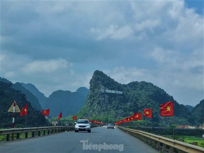 Từ đường Hồ Chí Minh đi thêm vài km sẽ tới động Phong Nha. Anh Nguyễn Hiệu (quê Quảng Trị), lái xe dịch vụ cho hay trước đây anh thường chở khách ra động Phong Nha bằng cách đi đường quốc lộ 1. Nhưng sau này anh đi đường Hồ Chí Minh vì ít xe máy, đèn đỏ, cảnh quan hai bên lại rất đẹp. 