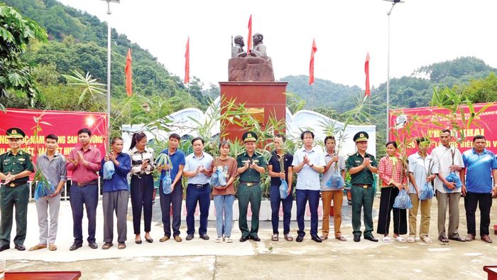 Bộ đội Biên phòng Lạng Sơn tặng tre cho dân bản giáp biên. Ảnh: Duy Chiến