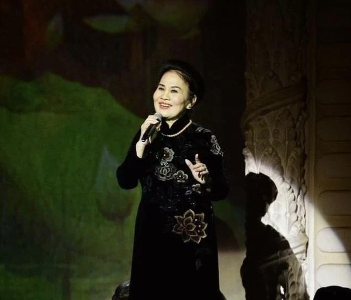  Nghệ nhân Nhân dân Hồng Oanh biểu diễn trên sân khấu. 