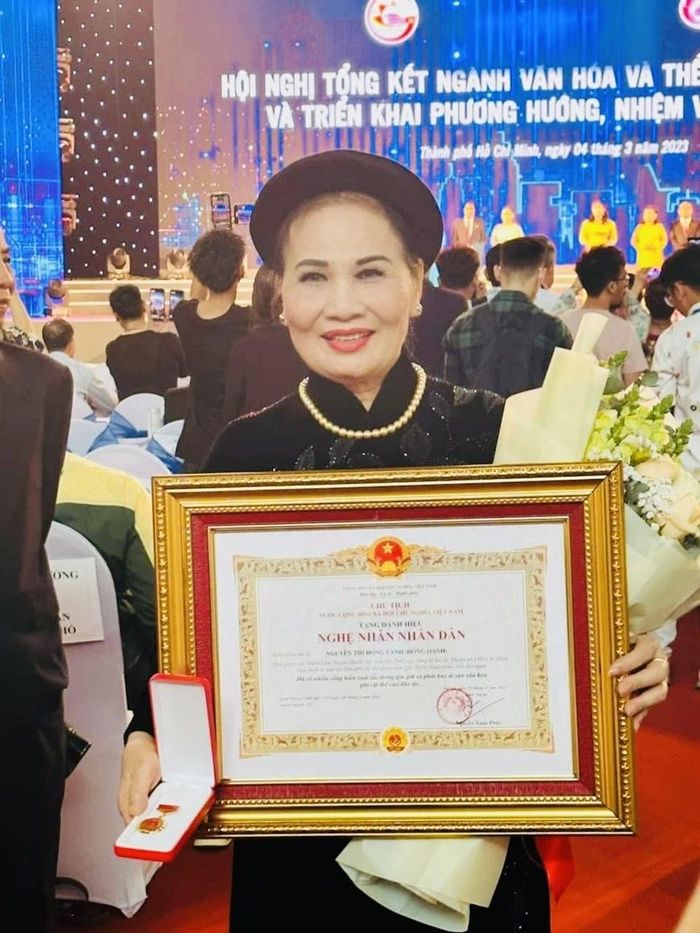  Nghệ nhân Hồng Oanh nhận danh hiệu Nghệ nhân Nhân dân của Chủ tịch nước vào tháng 3/2023. 