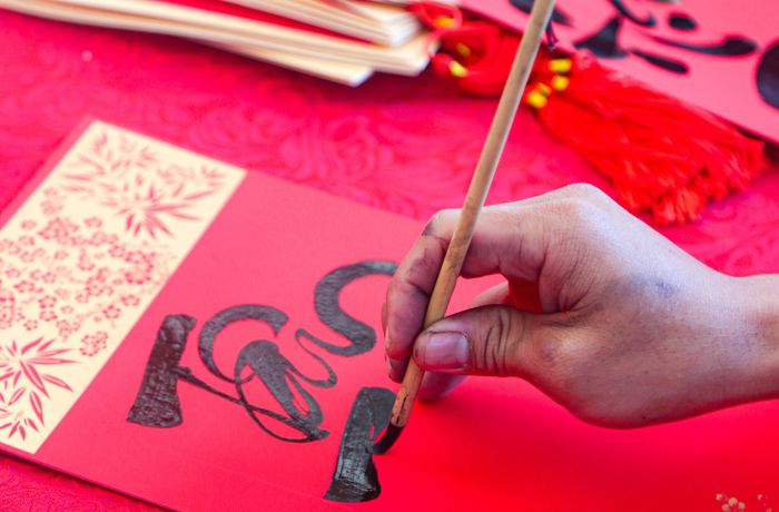 Ông Đồ tặng chữ đầu xuân.