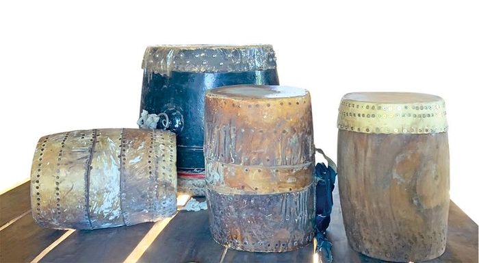 Những chiếc trống được ông Kpă Bưn xem như báu vật. Ảnh: P.L