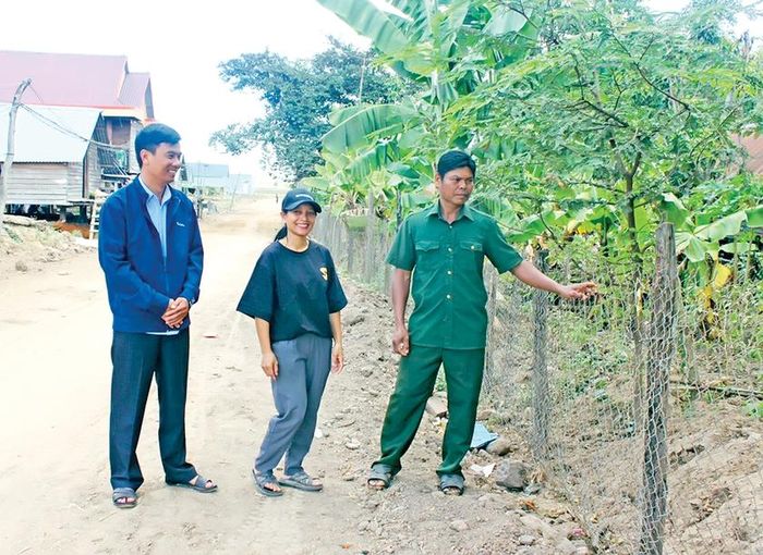 Anh Ksor Súat (bìa phải, buôn Chư Knông, xã Ia Hiao, huyện Phú Thiện) lùi hàng rào, hiến 80 m2 đất để làm đường giao thông nông thôn. Ảnh: N.H