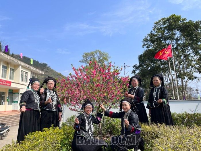  Mới sáng sớm tinh mơ, chị em người Nùng (huyện Mường Khương) chuẩn bị trang phục truyền thống cùng nhau vui Xuân. 
