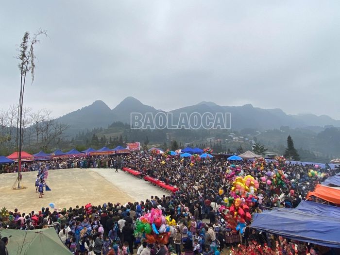  Cái rét thấm da thấm thịt không thể cản được bước chân của hàng nghìn người dân và du khách đến tham gia trẩy hội Gầu Tào được tổ chức tại xã Pha Long, huyện Mường Khương. 