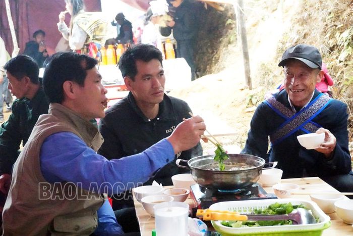  Thưởng thức món thắng cố, uống rượu ngô và trao nhau lời chúc tết chân thành. 