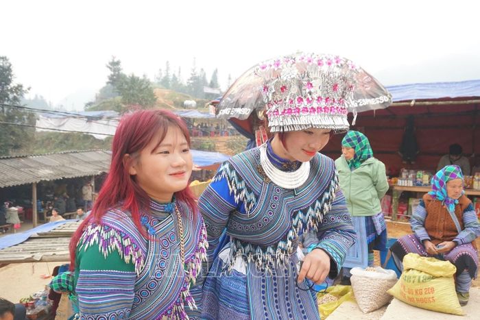  Các chàng trai, cô gái người Mông xúng xính áo mới đi chơi ngày hội xuân. 