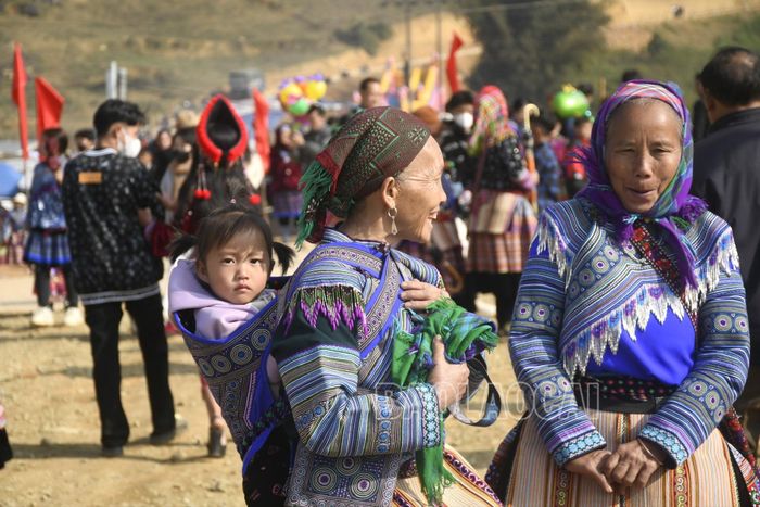  Các em bé theo bà, theo mẹ cùng du xuân. 