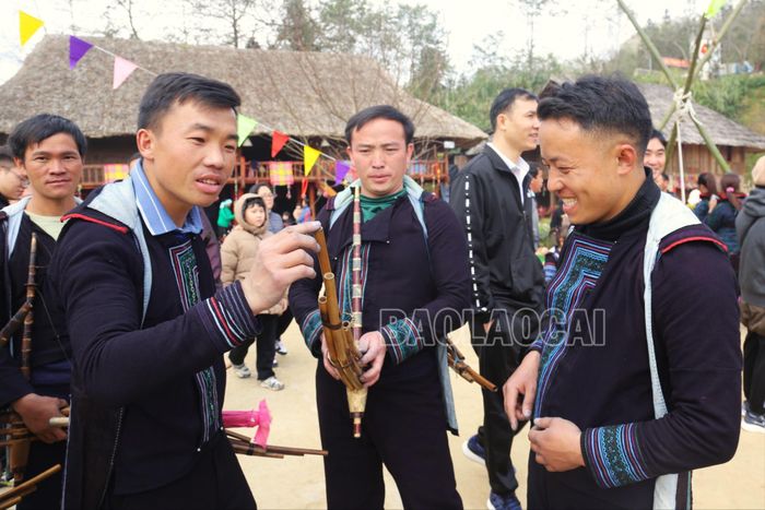  Chàng trai người Mông đen hào hứng mang chiếc khèn mới đi trẩy hội để khoe với bạn bè. 