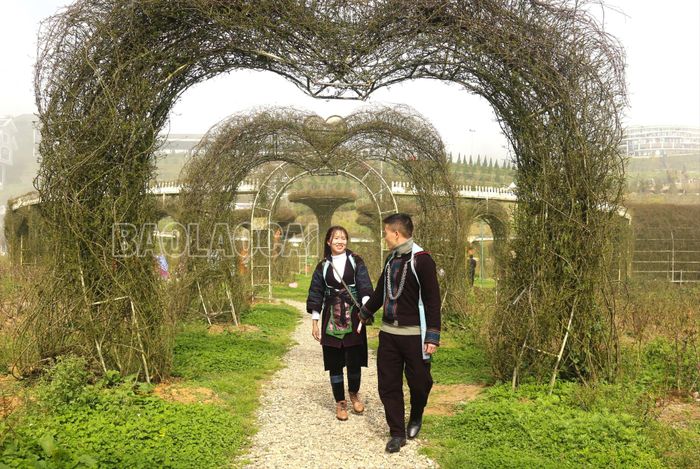  Những cặp đôi tranh thủ dịp đầu năm để hẹn hò du xuân. 