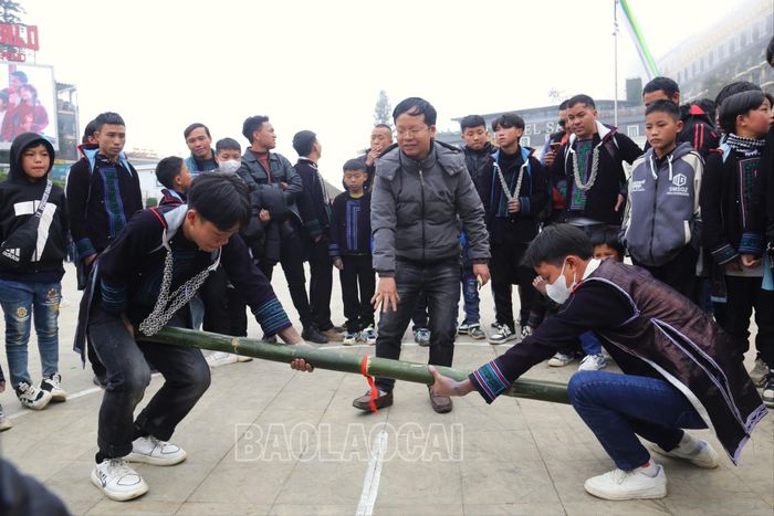  Người dân hào hứng tham gia những trò chơi dân gian. 