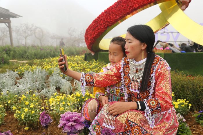 Mẹ con người Mông Hoa cùng nhau ghi lại khoảnh khắc kỷ niệm đầu xuân. 
