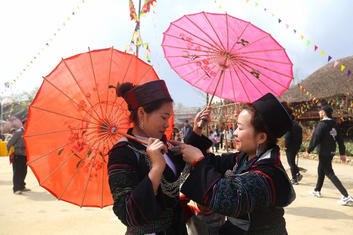  Đầu xuân là dịp người đồng bào các dân tộc gặp gỡ, cùng nhau trẩy hội. 