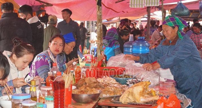  Chợ phiên đầu năm là điểm thu hút người dân đến thăm thú, thưởng thức ẩm thực. 