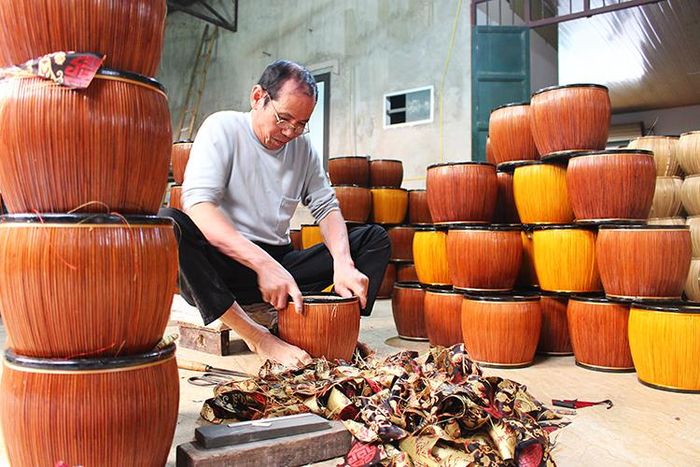 Mỗi chiếc ủ ấm bền đẹp được hoàn thiện dưới bàn tay khéo léo của nghệ nhân đều mang hồn cốt của làng Sơn Vi.