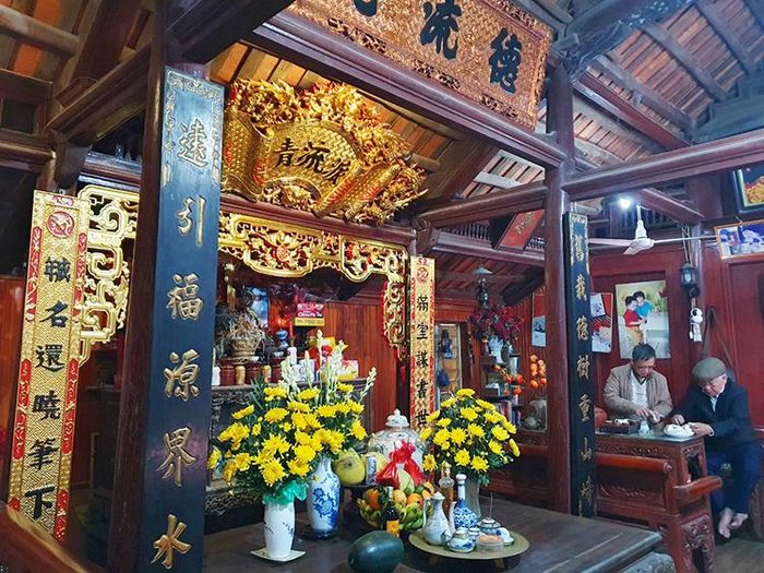 Ngôi nhà cổ của ông Bùi Kim Đĩnh (khu 13) còn lưu giữ nhiều món đồ cổ quý giá.
