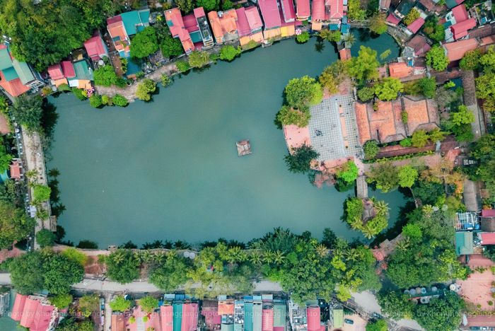 Tương truyền, chùa Thầy được xây dựng trên một thế đất hình rồng
