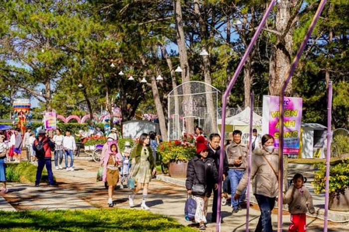 Khách du lịch tới Đà Lạt Tết 2024 tăng gần 62% so với Tết năm 2023.