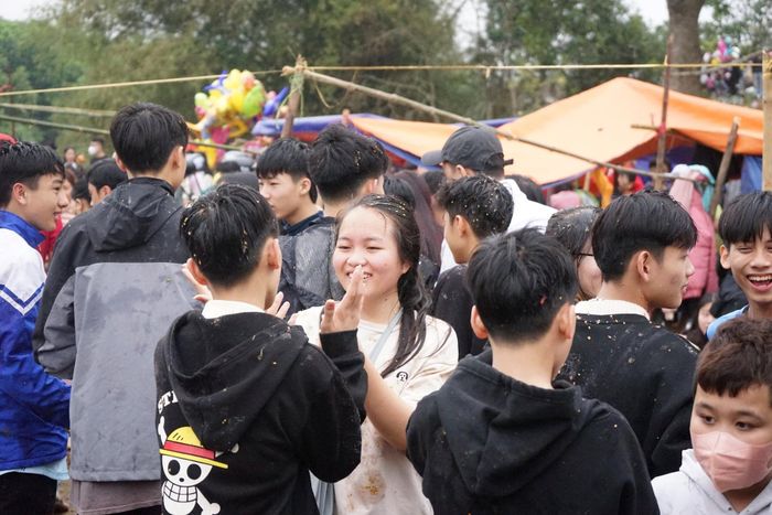 Mặc dù bị ném cà chua vào người nhưng ai cũng cười tươi vì theo quan niệm của người dân nơi đây, càng bị ném nhiều, năm đó càng gặp may mắn.