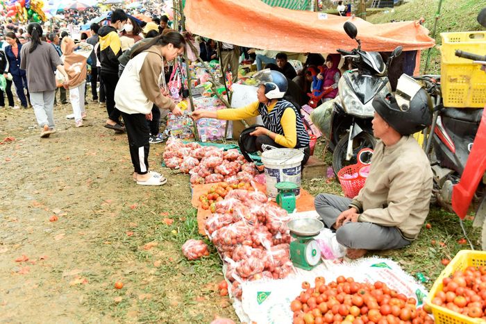 Theo các cụ cao niên trong làng thì nguồn gốc diễn ra phiên chợ này có từ thời nhà Lê.