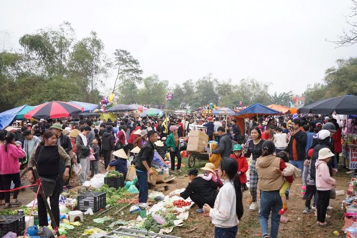 Theo ghi nhận, tại chợ Chuộng, các mặt hàng sản phẩm khá đa dạng, từ đồ ăn cho tới quần áo. Đáng chú ý nhất, phiên chợ này có rất đông người bán cà chua.