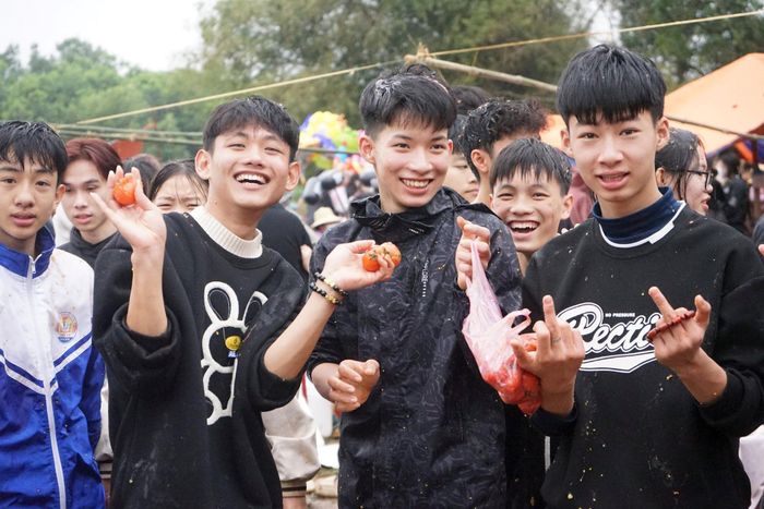 Nụ cười của các nam thanh niên sau 'trận chiến' cà chua.