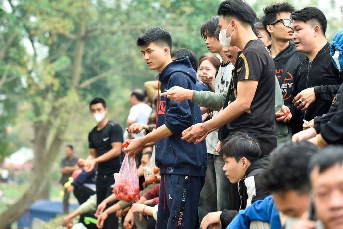 Những năm gần đây, ngoài việc buôn bán, giao thương, việc họp chợ Chuộng còn là nơi để các nam thanh, nữ tú trong khu vực huyện Đông Sơn giao lưu, tìm hiểu lẫn nhau thông qua những màn ném cà chua.