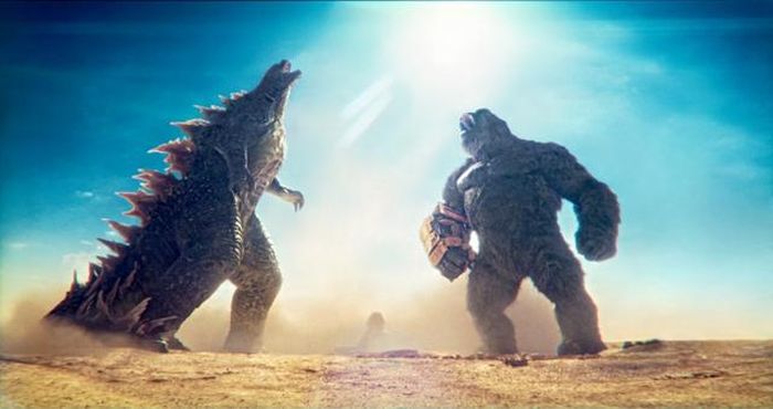 Godzilla và Kong (phải)