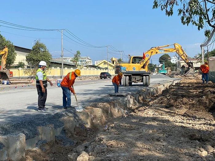 Công nhân làm việc trên công trình xây dựng đường nối Trần Quốc Hoàn-Cộng Hòa (quận Tân Bình) - một trong những công trình giao thông trọng điểm của Thành phố Hồ Chí Minh trong ngày mồng 3 Tết. Ảnh: Quý Hiền