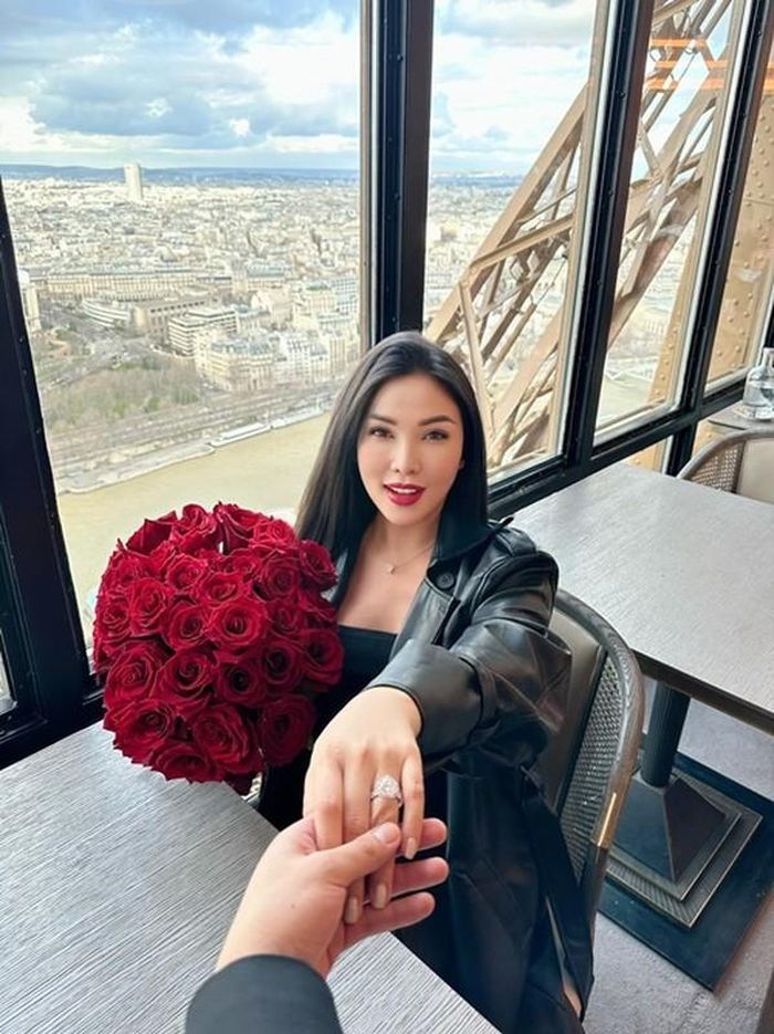 Trên trang cá nhân, người mẫu Quỳnh Thư vừa chia sẻ hình ảnh được bạn trai cầu hôn tại Paris (Pháp).
