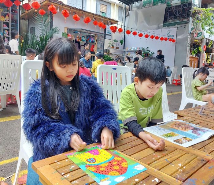  Các em nhỏ tham gia đọc sách, vẽ tranh, làm tranh đính đá tại hội sách. 
