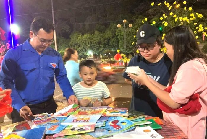  Với thông điệp "Trao cho trẻ một quyển sách là bạn đã góp phần thay đổi thế giới", Hội đồng Đội huyện Cư M’gar cùng với CLB Tổng phụ trách Đội, CLB Vì đàn em thân yêu đã lì xì gần 600 đầu sách cho thiếu nhi trong dịp Tết Giáp Thìn 2024. 