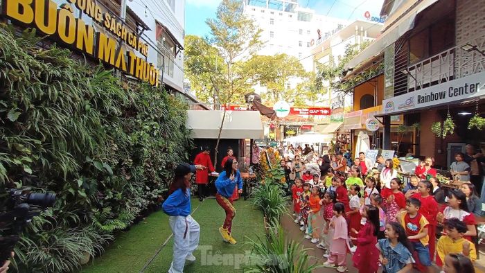 Ban tổ chức sẽ thực hiện chuỗi hoạt động văn hóa, văn nghệ diễn ra đến hết ngày mùng 6 Tết gắn với sách như: Ra quân Chủ Nhật Xanh (đổi sách lấy cây xanh, trạm thu gom pin cũ); Giao lưu các tác giả sách tại khu vực Tây Nguyên (Gia Lai, Đắk Nông, Kon Tum...)