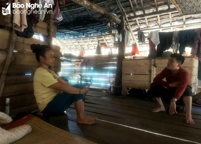  Bà Vi Thị Phiên nói ra ước nguyện cùng cán bộ Ban Quản lý Khu BTTN Pù Huống. Ảnh: Nhật Lân 