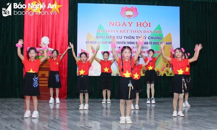 Các cháu thiếu nhi xóm Thủy Chung, xã Thanh Thủy (Thanh Chương) vui Ngày hội Đại đoàn kết năm 2023. Ảnh: Mai Hoa