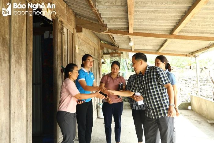Cán bộ Ban Dân vận Huyện ủy Kỳ Sơn gặp gỡ, vận động bà con tham gia bảo vệ an ninh Tổ quốc ở bản Tiền Tiêu, xã Nậm Cắn. Ảnh: Nguyên Sơn