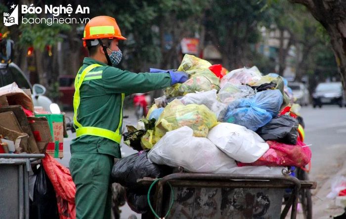 Công nhân làm xuyên Tết đảm bảo môi trường xanh, sạch, đẹp. Ảnh: Q.A