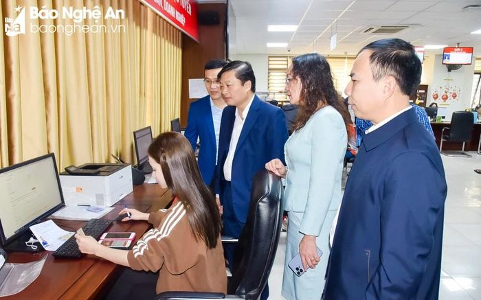 Phó Chủ tịch Thường trực UBND tỉnh Lê Hồng Vinh kiểm tra việc hỗ trợ người dân nộp hồ sơ trực tuyến tại Trung tâm Phục vụ hành chính công tỉnh. Ảnh: Thanh Lê