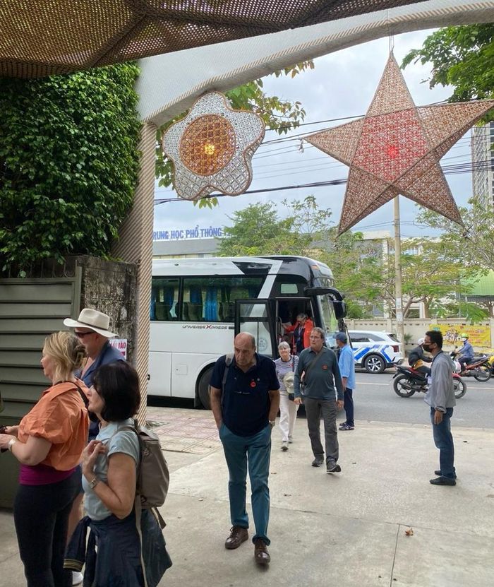 Du khách tham quan các điểm du lịch tại Nha Trang. (Ảnh: Tấn Phát).