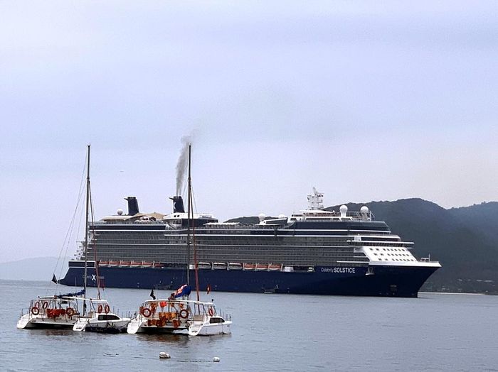 Tàu biển Celebrity Solstice đến Nha Trang. (Ảnh: Tấn Phát).