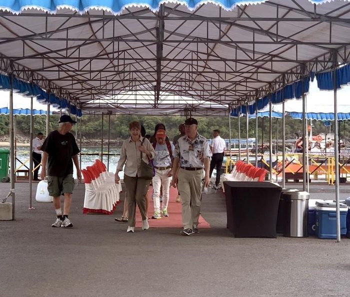 Du khách lên bờ đi tham quan các tour đã chọn. (Ảnh: Tấn Phát).