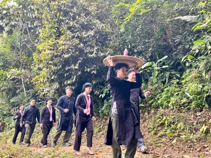  Người dân xã Cốc Ly dâng lễ cúng Thần rừng để cầu mong một năm mưa thuận, gió hòa. 