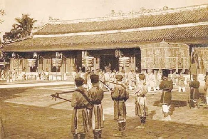 Hoạt động dựng cây nêu trong hoàng cung triều Nguyễn ngày Tết. Ảnh tư liệu